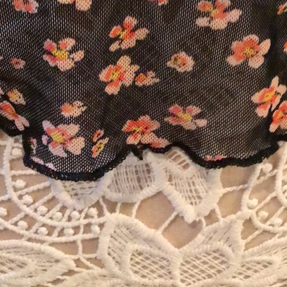 532 🌼EUC Me to We Pac Sun Juniors Sheer Floral Top🌼 - Picture 4 of 7